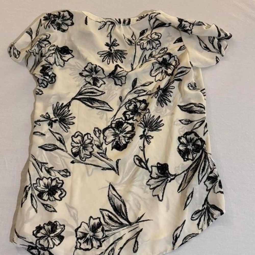 Maurices Womens Small Black Ivory Floral Flutter Sleeve Split Neck Blouse Top